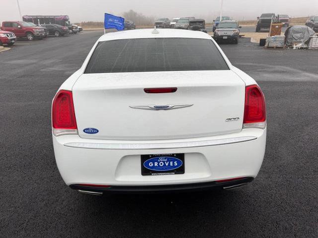 Used 2019 Chrysler 300 Touring w/ Chrome Appearance Package image 4