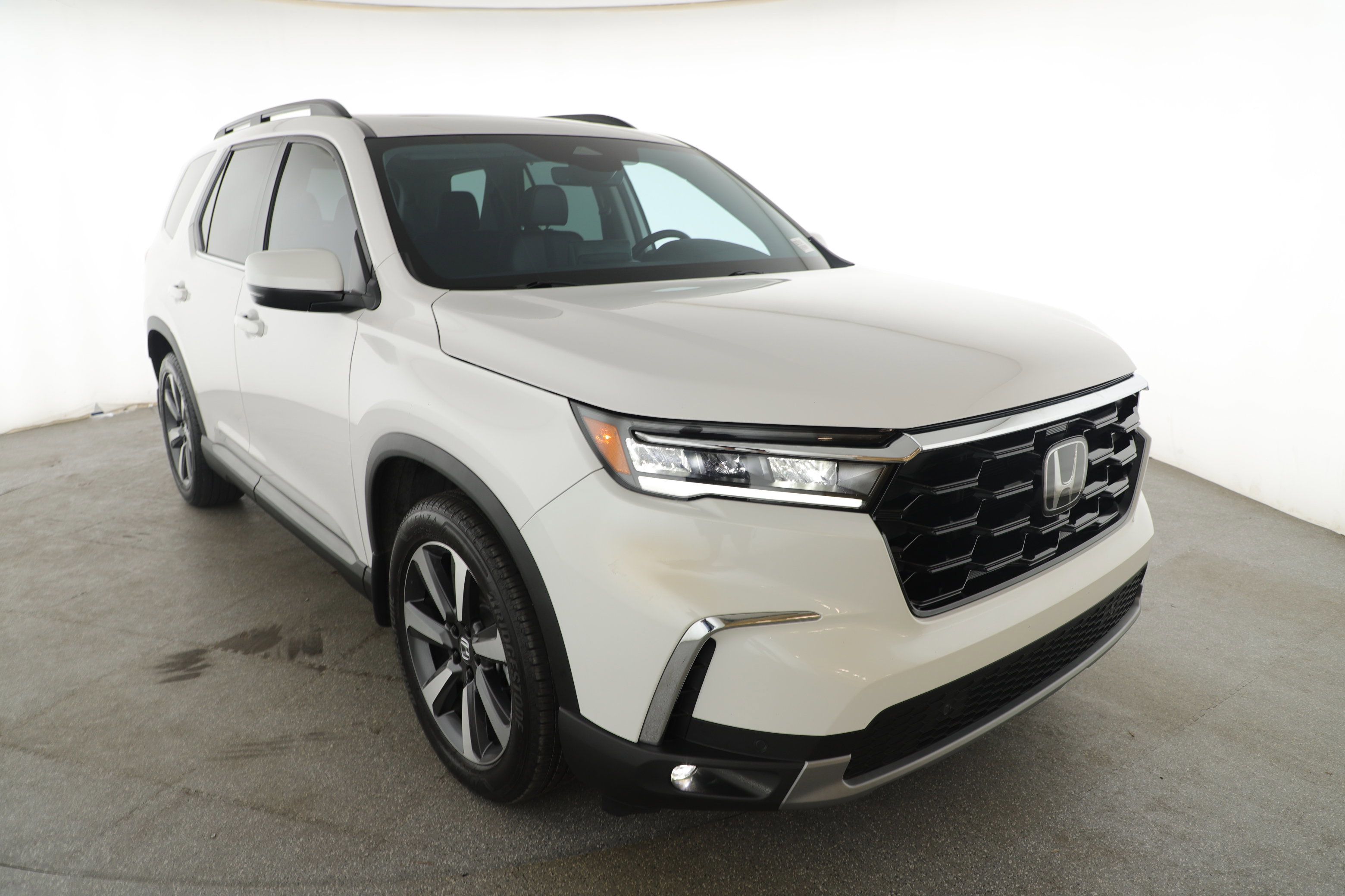 Used 2025 Honda Pilot Touring image 3