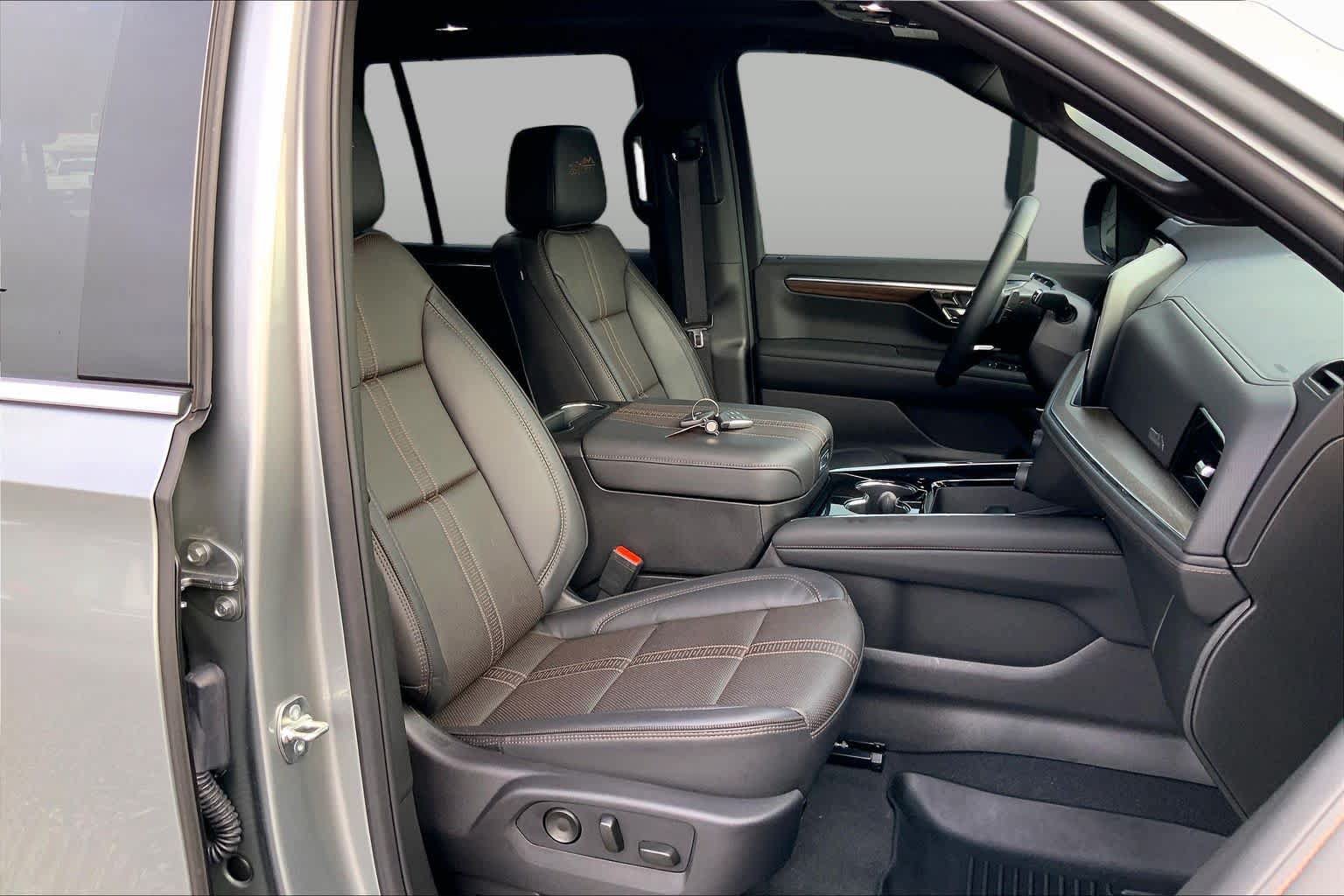 Used 2025 Chevrolet Tahoe High Country w/ Sun And Tow Package AWD/4WD image 9