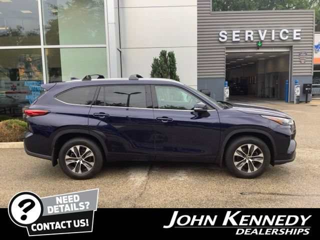 Used 2022 Toyota Highlander XLE AWD/4WD image 2