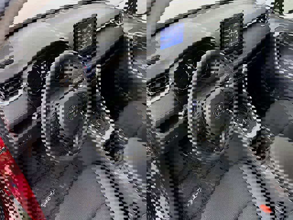 Used 2021 Toyota RAV4 LE image 9