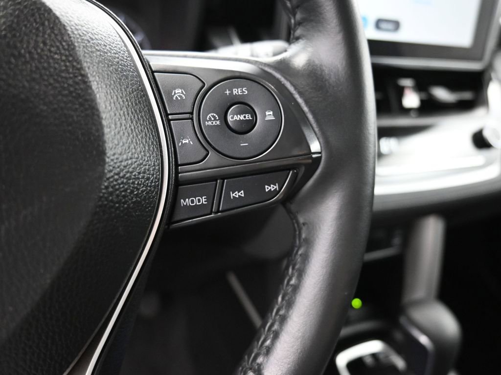 Used 2025 Toyota Corolla Cross LE image 27
