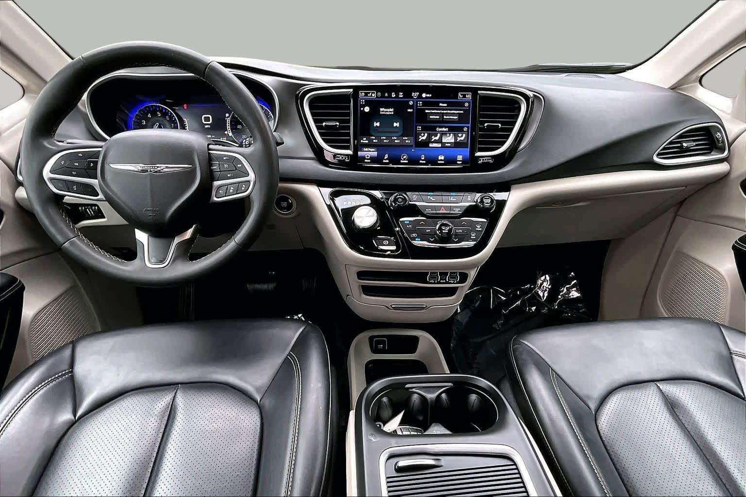 Used 2023 Chrysler Pacifica Touring-L FWD image 16