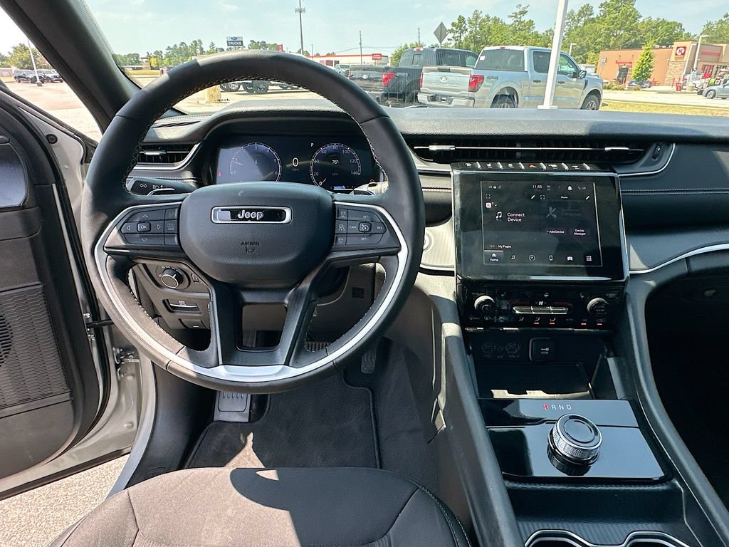 Used 2024 Jeep Grand Cherokee Laredo X w/ Luxury Tech Group I RWD image 17