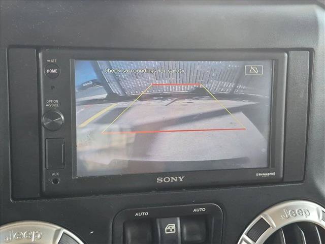 Used 2017 Jeep Wrangler Unlimited Sahara w/ Connectivity Group AWD/4WD image 9