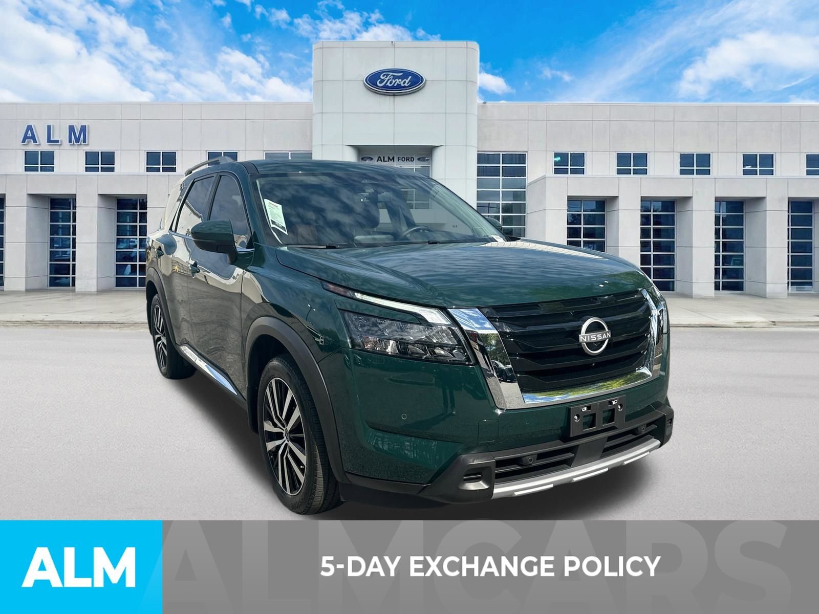 Used 2025 Nissan Pathfinder Platinum FWD image 3