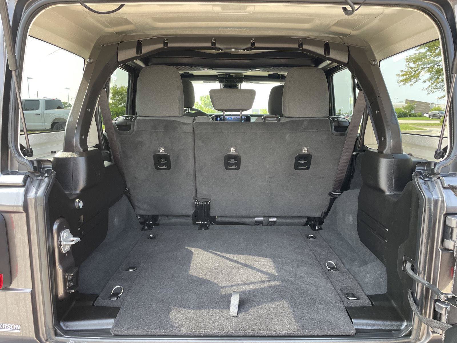 Used 2025 Jeep Wrangler Unlimited Sahara AWD/4WD image 34