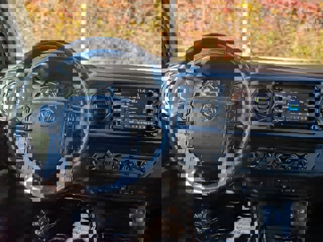 Used 2020 Toyota Tacoma TRD Off-Road image 30