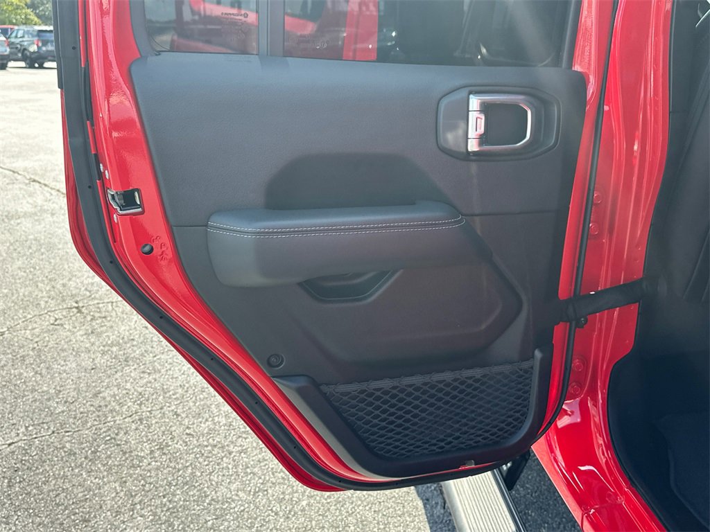 Used 2018 Jeep Wrangler Unlimited Sahara image 21