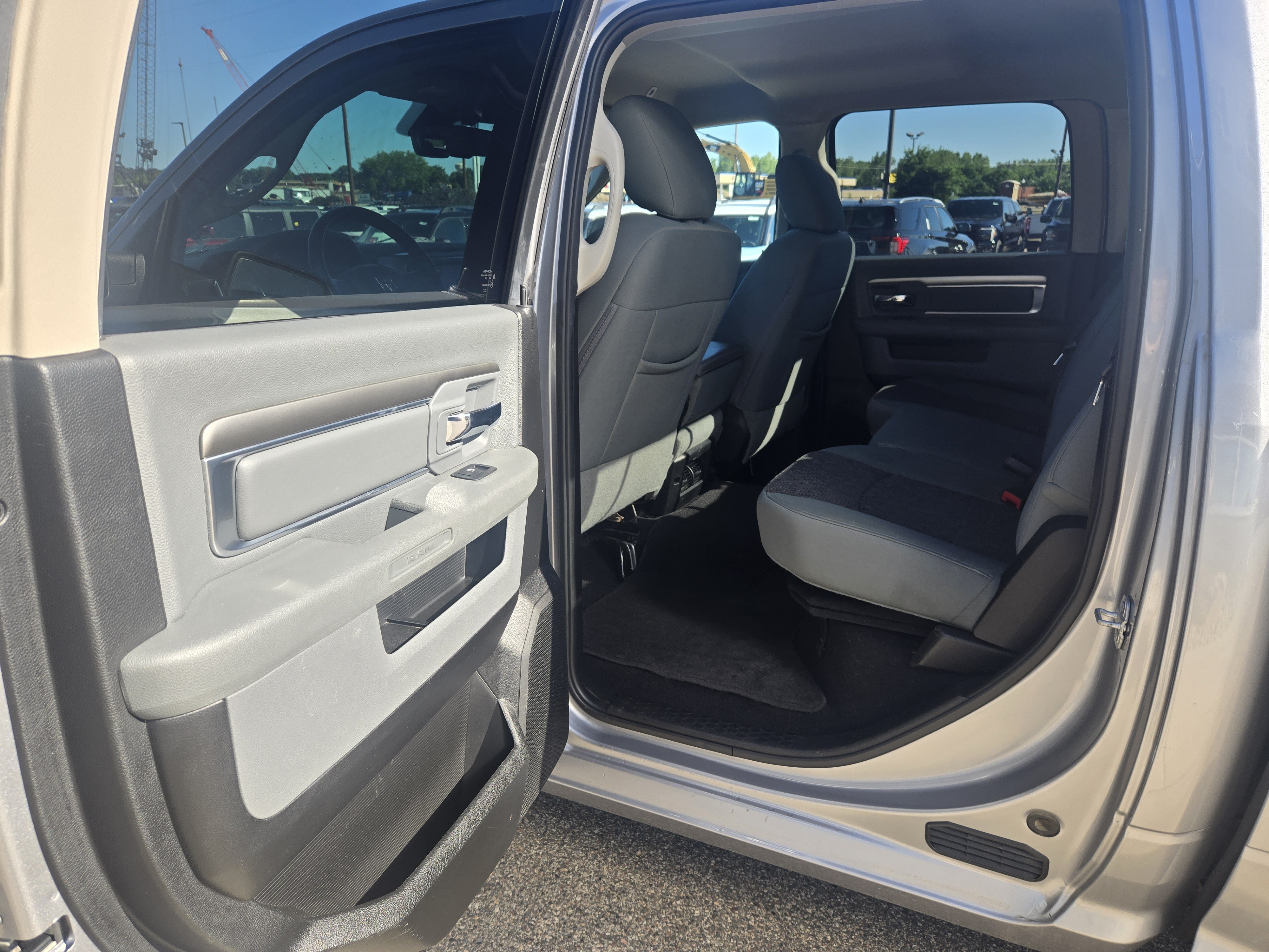 Used 2019 RAM 1500 Classic SLT w/ Luxury Group AWD/4WD image 12