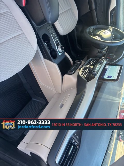 Certified 2022 Ford Escape SE w/ SE Sport Appearance Package image 9