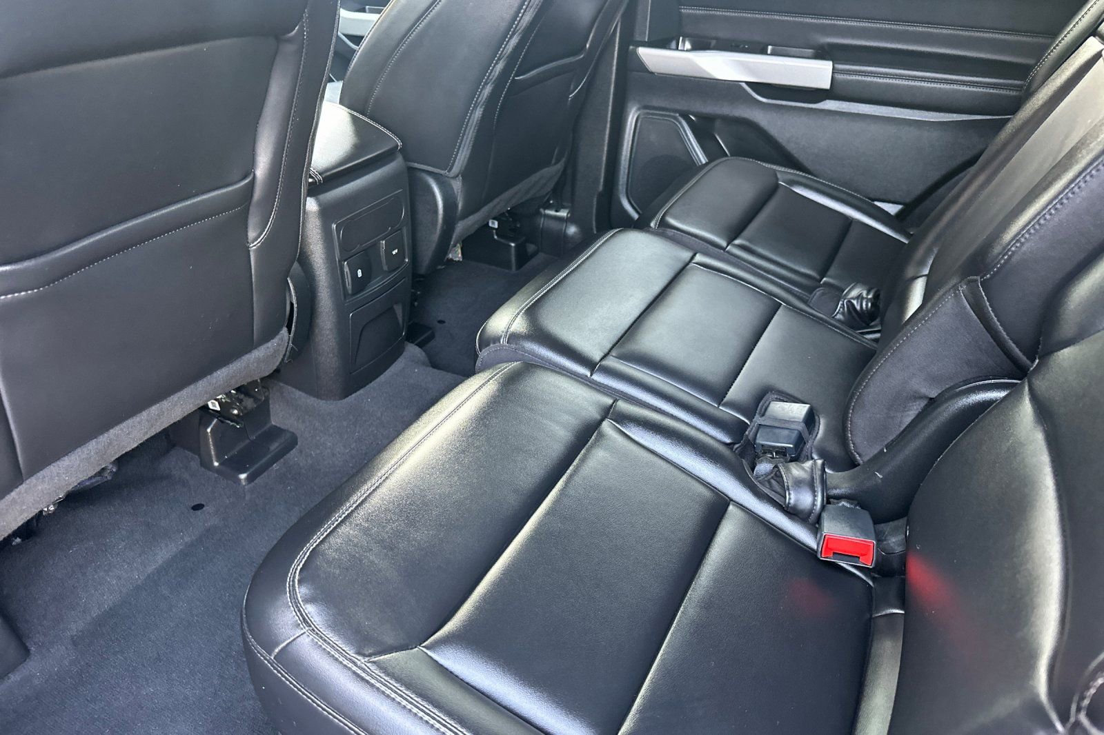 Certified 2022 Ford Explorer XLT w/ Equipment Group 202A image 11