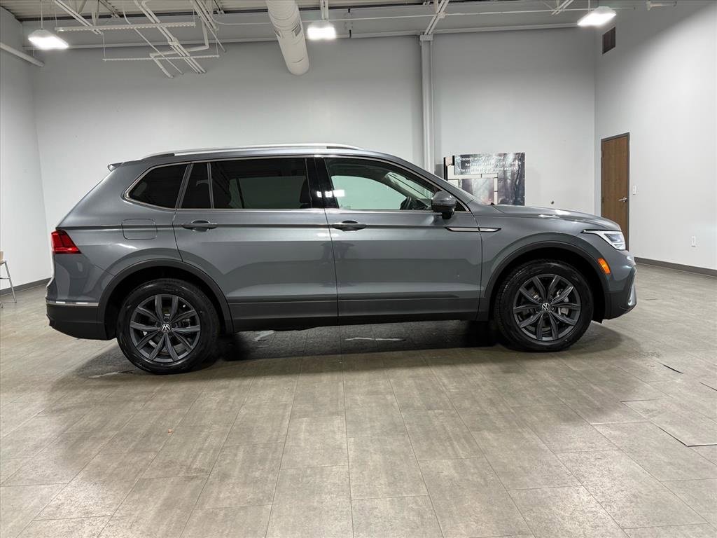 Used 2023 Volkswagen Tiguan SE w/ Panoramic Sunroof Package image 3