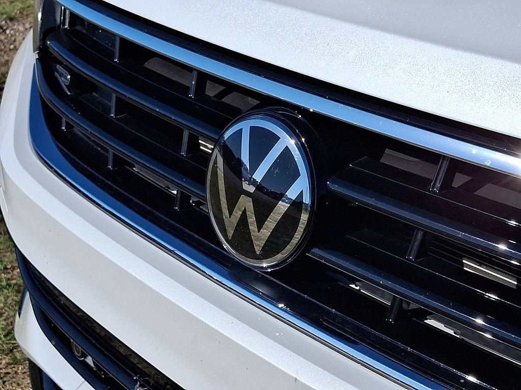 Used 2024 Volkswagen Tiguan SE R-Line AWD/4WD image 4