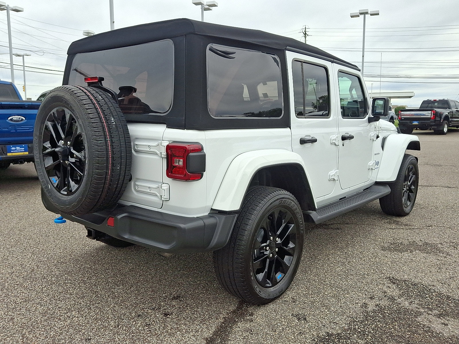 Used 2023 Jeep Wrangler Sahara w/ Cold Weather Group image 7