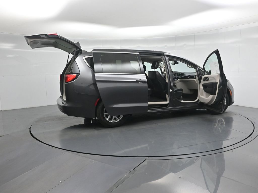 Used 2020 Chrysler Voyager Lxi image 5