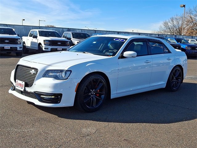 Used 2023 Chrysler 300 C image 3