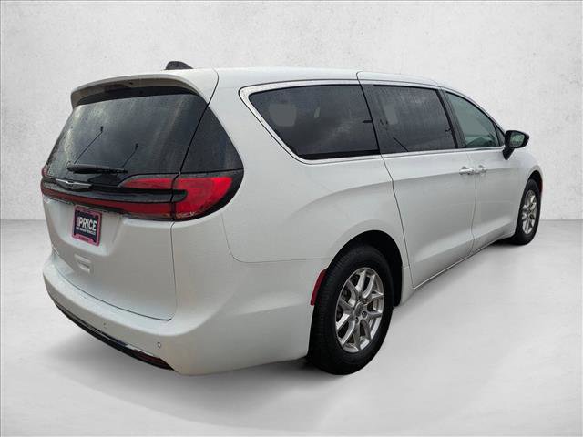 Used 2024 Chrysler Pacifica Touring-L FWD image 5
