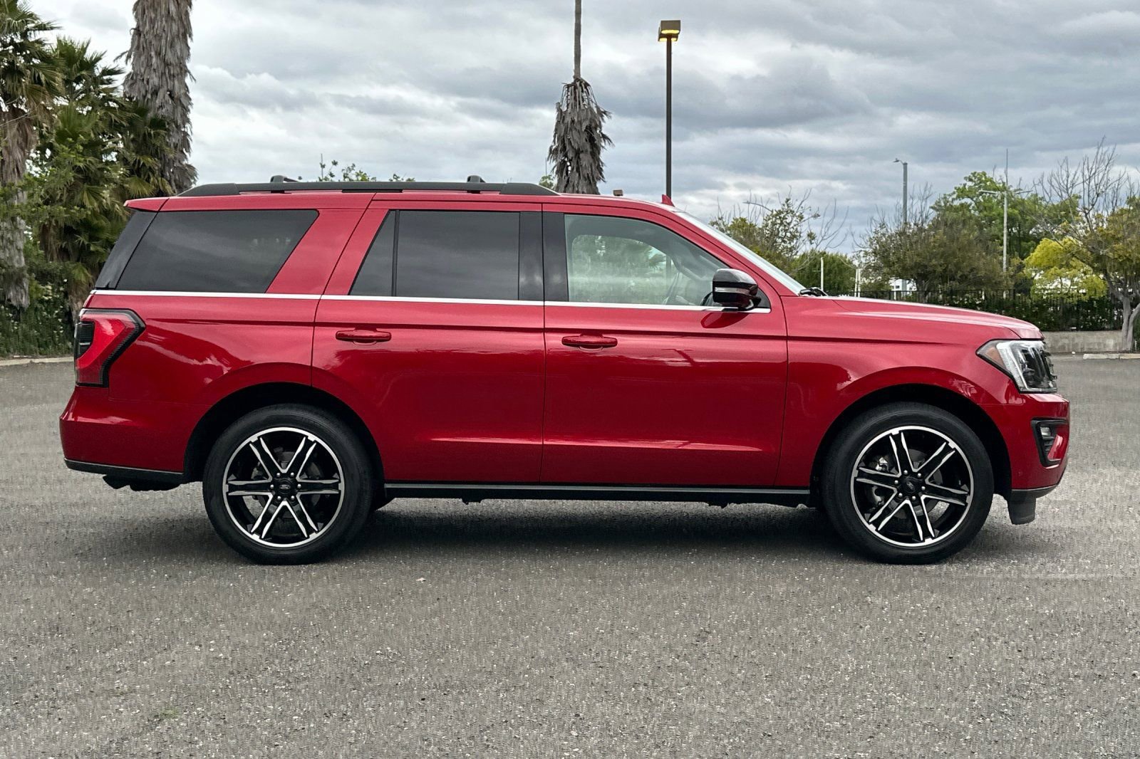 Certified 2020 Ford Expedition Limited w/ Equipment Group 303A AWD/4WD image 2