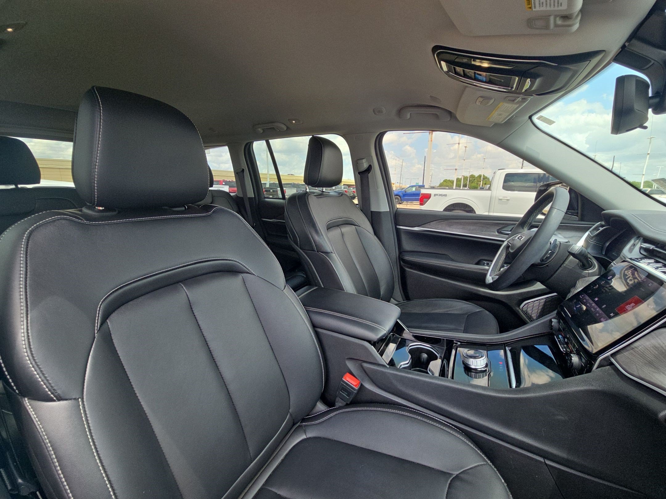 Used 2023 Jeep Grand Cherokee Limited w/ Black Appearance Package RWD image 32