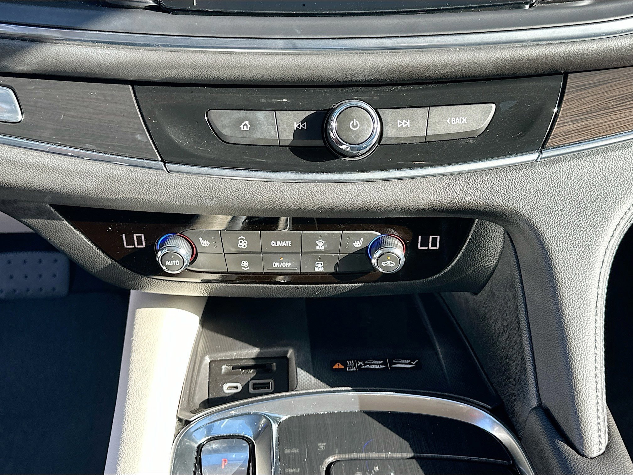 Used 2024 Buick Enclave Essence image 15