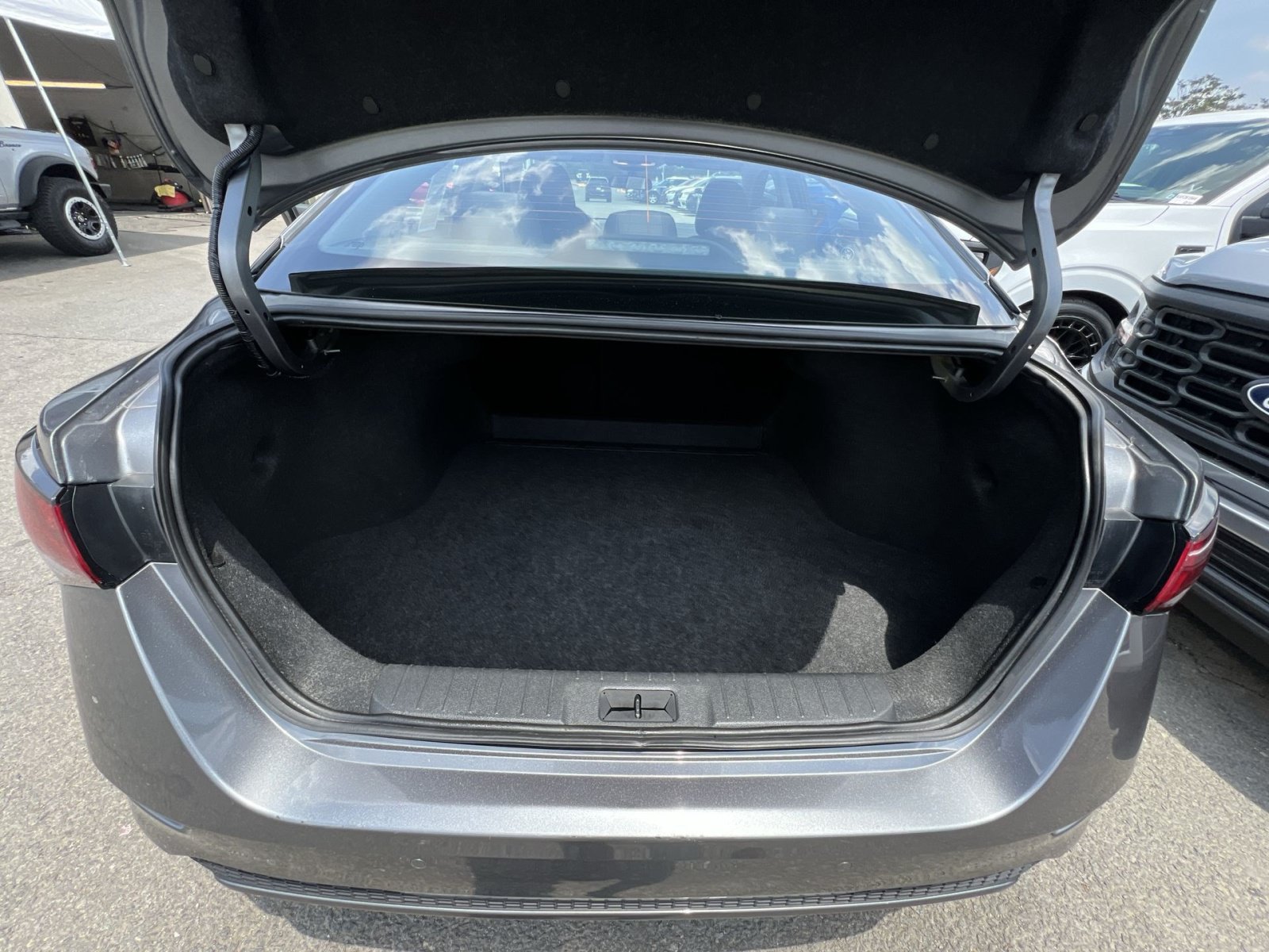 Used 2025 Nissan Sentra SV FWD image 32