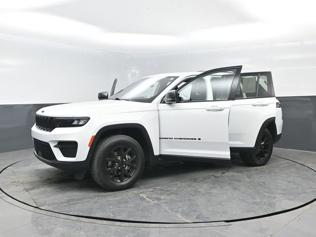 Used 2024 Jeep Grand Cherokee Altitude AWD/4WD image 30