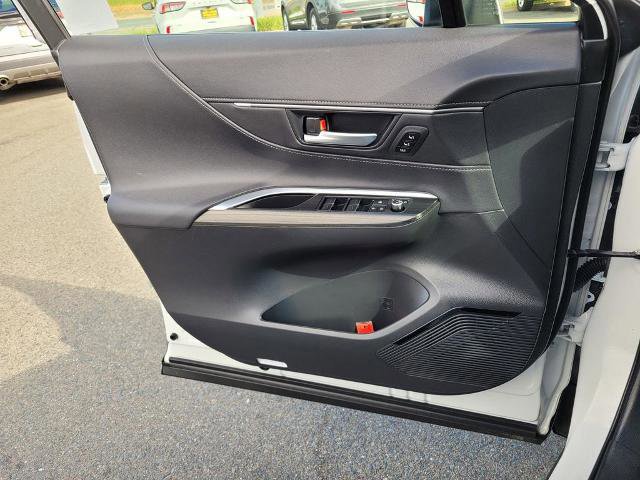 Used 2024 Toyota Venza XLE image 27