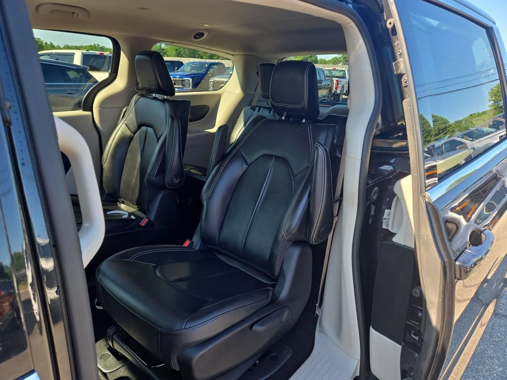 Used 2024 Chrysler Pacifica Limited FWD image 4
