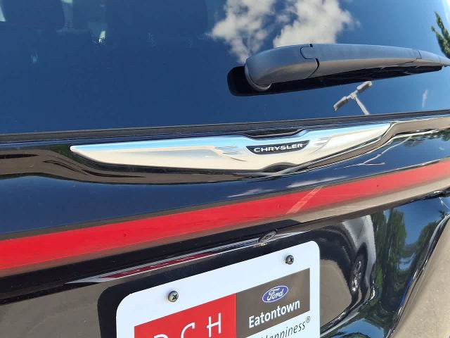 Used 2023 Chrysler Pacifica Touring-L FWD image 28