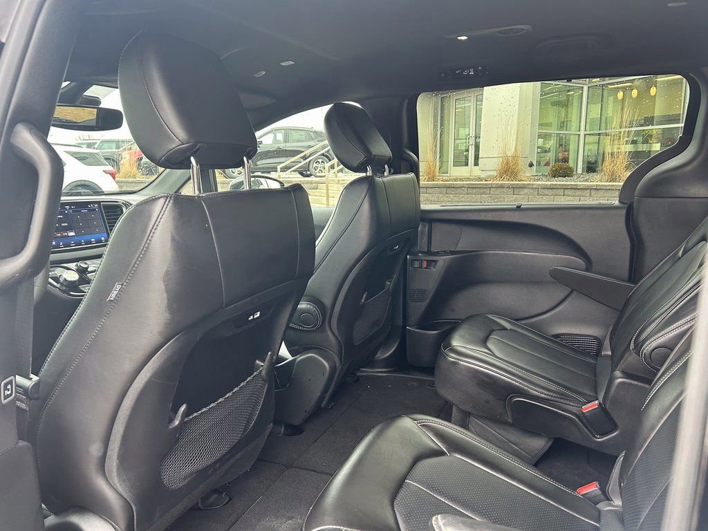 Used 2025 Chrysler Pacifica Select image 13