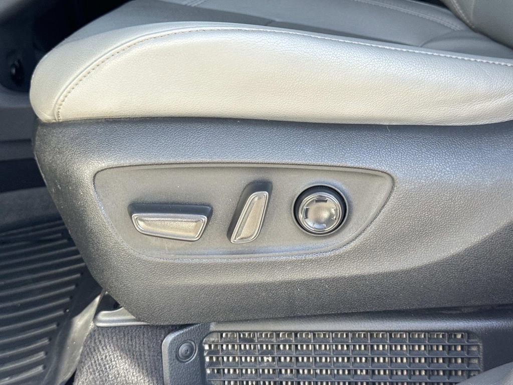 Used 2024 Toyota Sienna Limited image 21