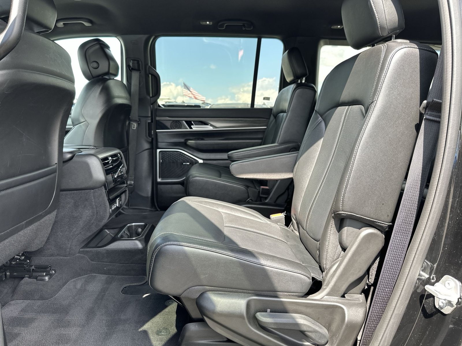 Used 2024 Jeep Wagoneer Series III AWD/4WD image 25