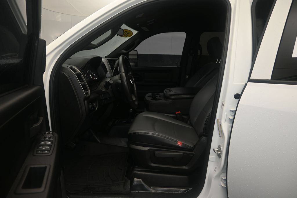 Used 2024 RAM 3500 Tradesman w/ Chrome Appearance Group AWD/4WD image 16