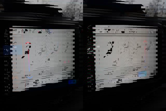 Used 2024 Jeep Wrangler Unlimited Sahara w/ Technology Group image 28