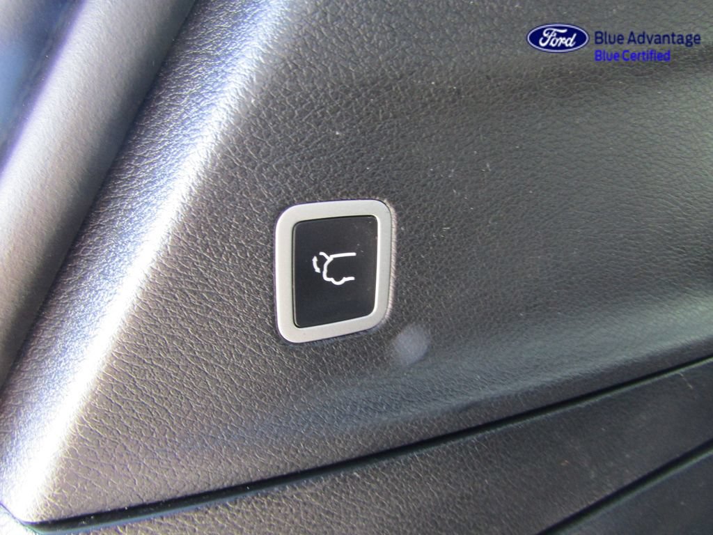 Used 2022 Chrysler Pacifica Limited w/ Uconnect Theater Family Group FWD image 11