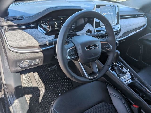 Used 2025 Jeep Compass Latitude w/ Sun & Sound Group AWD/4WD image 11