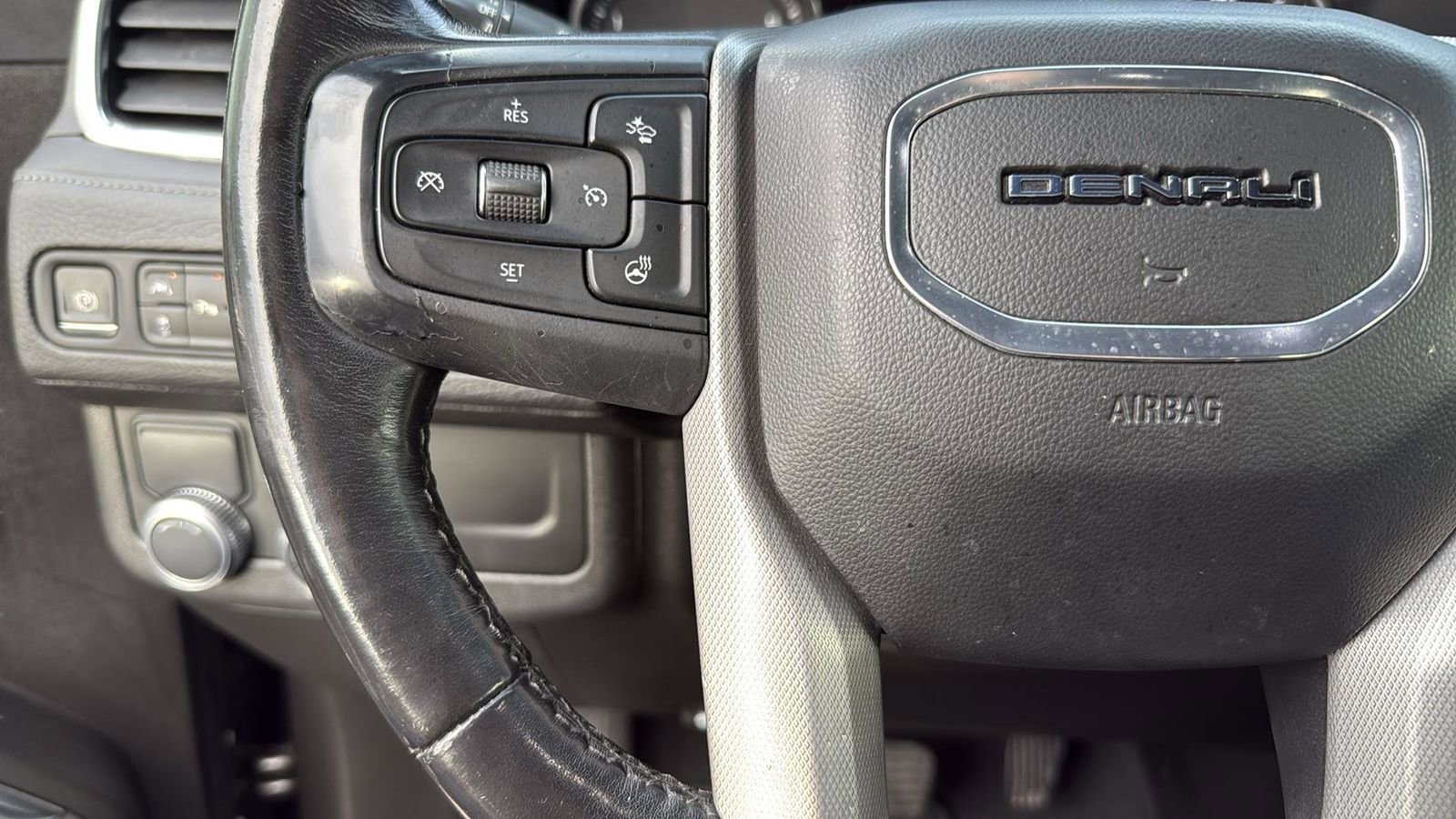 Used 2021 GMC Yukon XL Denali image 17