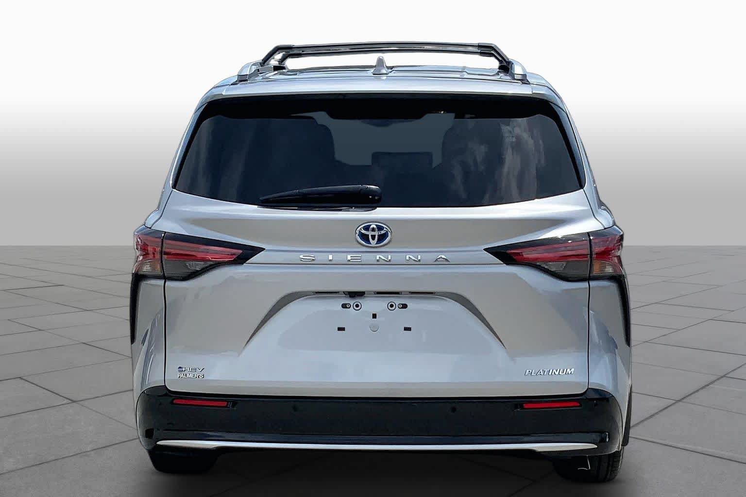 Used 2025 Toyota Sienna Platinum FWD image 5