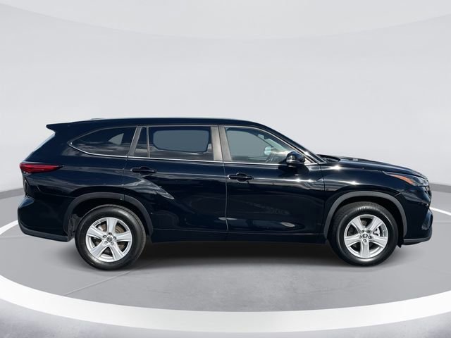 Used 2023 Toyota Highlander LE image 2
