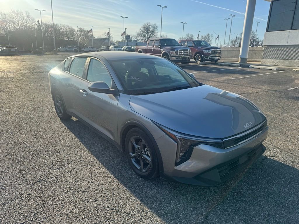 Used 2025 Kia K4 LXS image 1