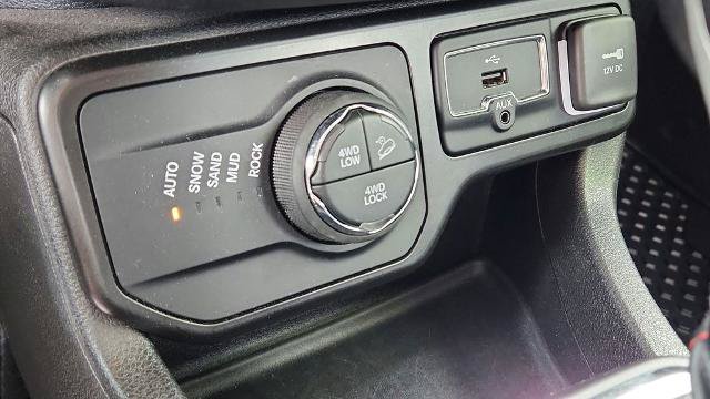 Used 2023 Jeep Renegade Trailhawk AWD/4WD image 16