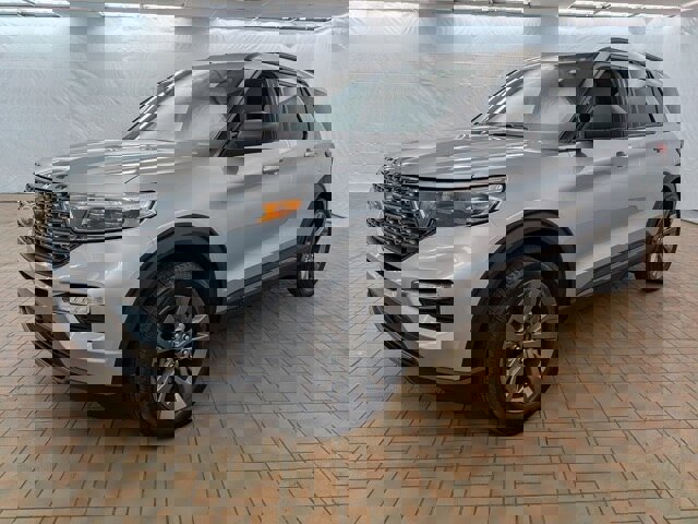 Certified 2021 Ford Explorer XLT w/ Equipment Group 202A image 3