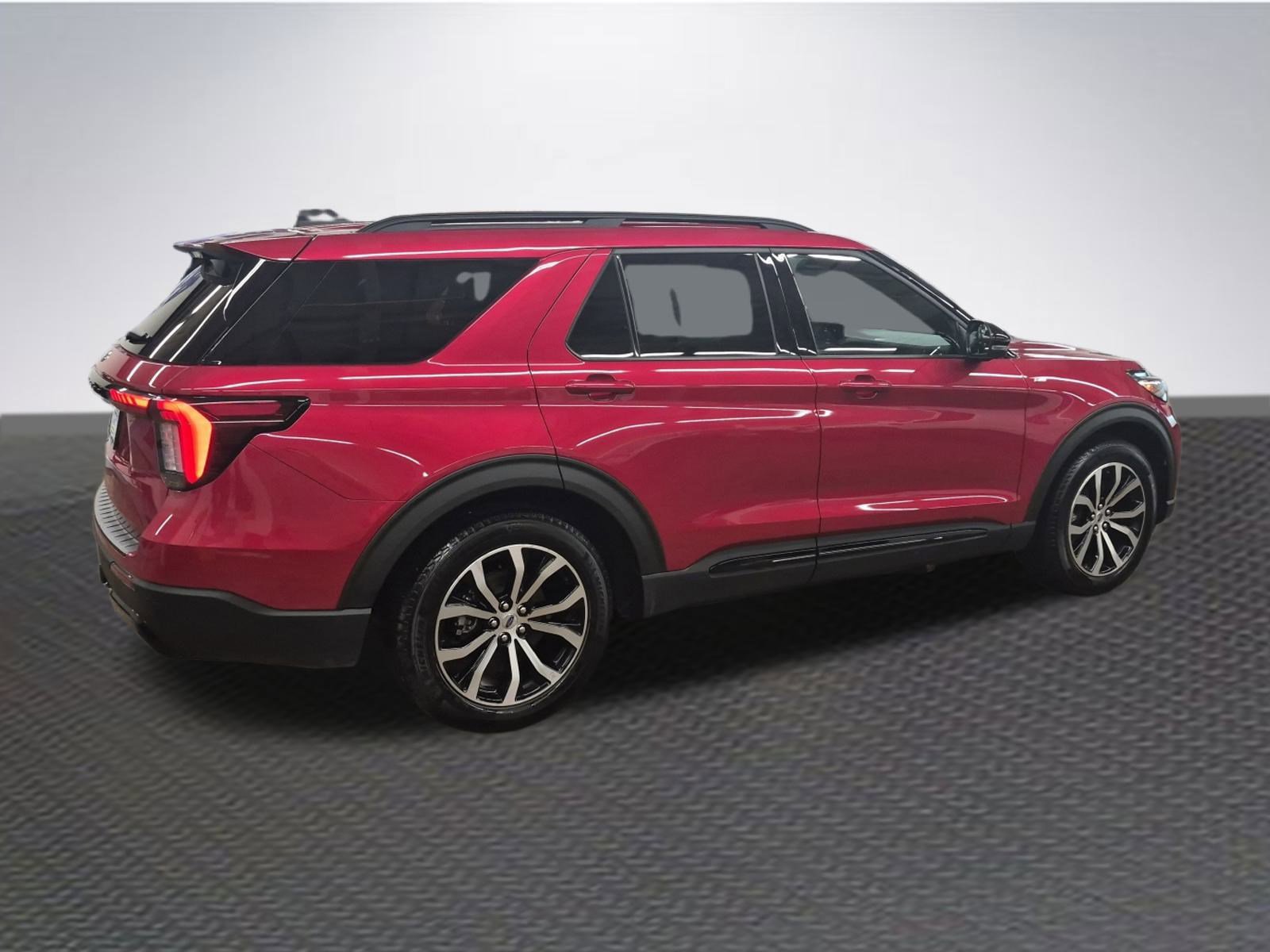 Certified 2025 Ford Explorer ST-Line image 4