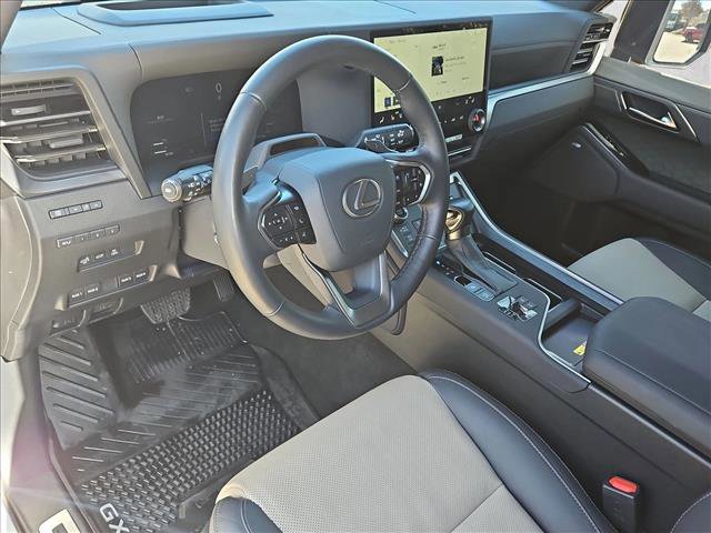 Used 2025 Lexus GX 550 image 10