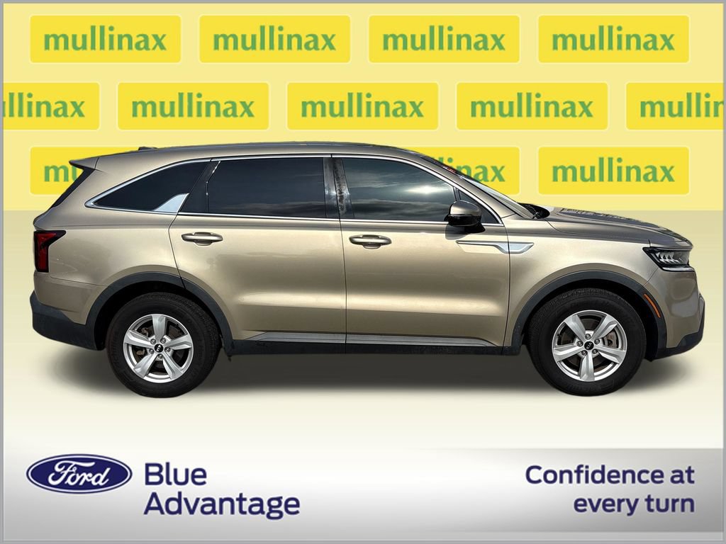 Used 2021 Kia Sorento LX FWD image 2