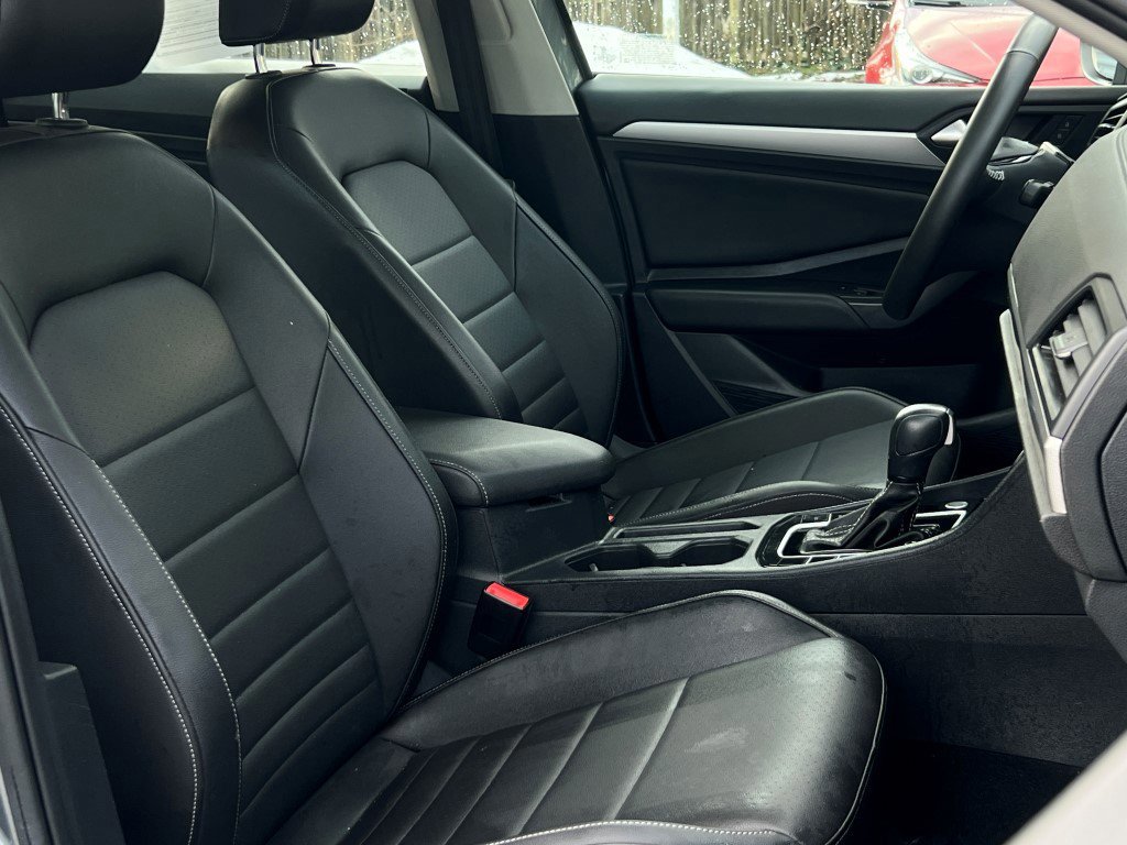 Used 2021 Volkswagen Jetta SE w/ SE Cold Weather Package image 11