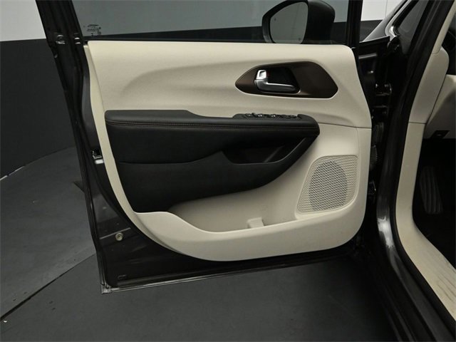 Used 2017 Chrysler Pacifica Touring-L Plus image 34