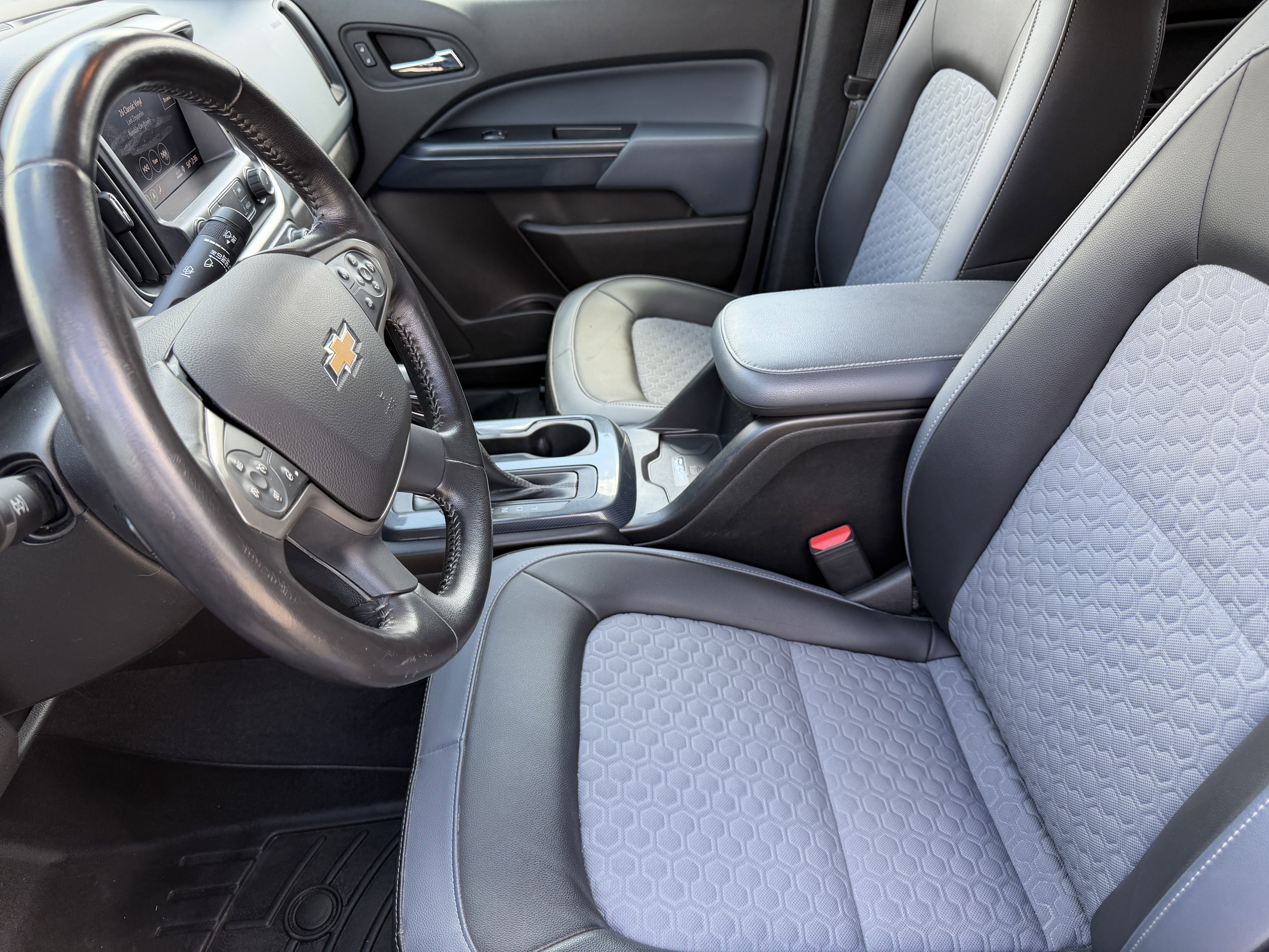 Used 2022 Chevrolet Colorado Z71 AWD/4WD image 10