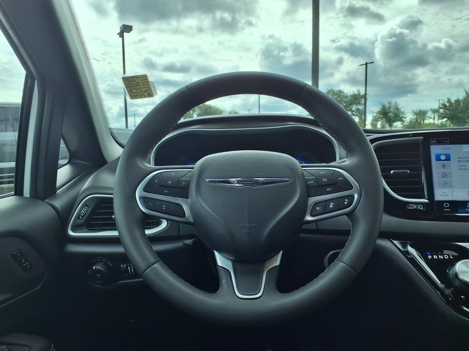 Used 2025 Chrysler Pacifica Select FWD image 20